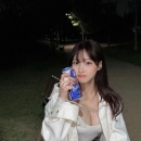清新初戀臉 平日打扮很有品味 鄰家女孩，但外套下的 D 杯傲人上圍卻藏不住她的火辣野