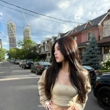 街頭潮流系女神 擁有  纖細小蠻腰漫畫長腿，