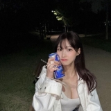 清新初戀臉 平日打扮很有品味 鄰家女孩，但外套下的 D 杯傲人上圍卻藏不住她的火辣野