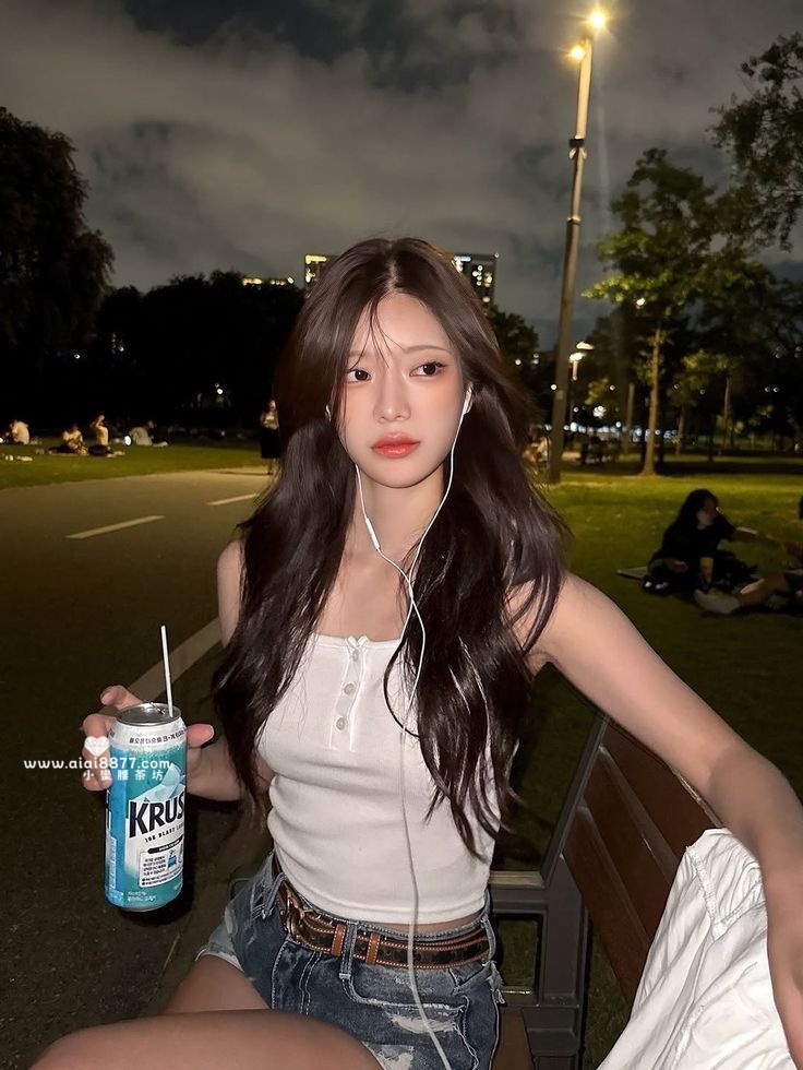 清純誘惑掛。初戀臉配勾人眼神， 擅長聊天撩撥，互動感像熱戀女友，是那種讓你心癢難