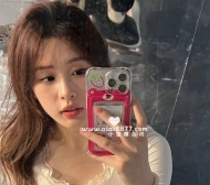 在校學生 爆乳小隻馬。臉蛋清純無辜，外套下藏著驚人E杯，性格軟萌好帶動，床戰反差