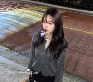 純欲大奶妹、無辜臉配傲人D杯。主動會撒嬌，床戰反差大