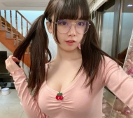 小巧可愛、胸型飽滿！奈奈的粉嫩小穴讓你愛不釋手 👑