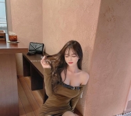 網拍界的氣質天花板  精緻巴掌臉 標準的模特兒身材，白皙美腿 D 杯傲人曲線