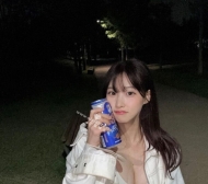 清新初戀臉 平日打扮很有品味 鄰家女孩，但外套下的 D 杯傲人上圍卻藏不住她的火辣野