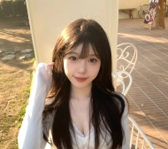乖巧懂事的觀光系女孩，為了減輕家裡負擔勇敢兼職。清純如水的眼神加上傲人 D 奶，