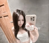 這皮膚簡直白到發光！誰知道換上緊身衣後竟然是讓人窒息的 D 奶衝擊