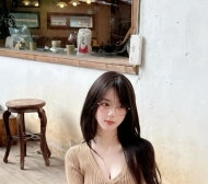 爆乳知性丨眼鏡控丨純欲反差丨白皙大腿丨S級曲線