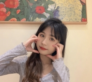 白皙稚嫩，如同初春的櫻花般純潔無暇 身材嬌小