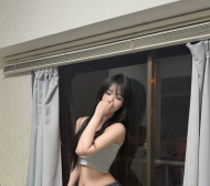 這腰線簡直不科學！清純長髮搭配緊實腹肌，每一秒擺動都勾動你的心弦，